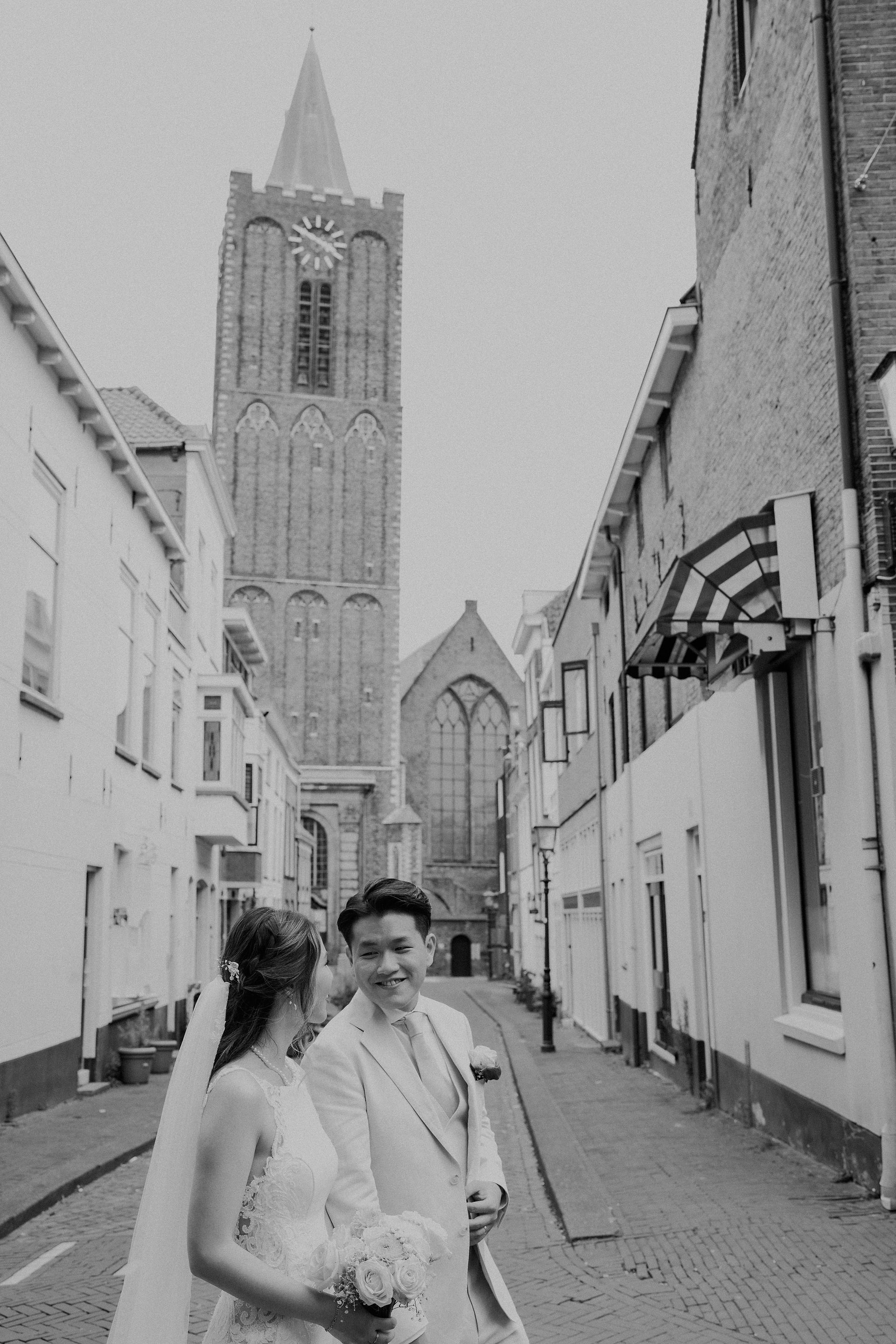 Fotoshoot van het bruidspaar in het centrum van Schiedam