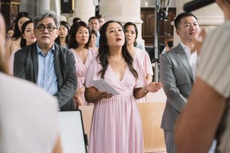 Gast zingt een lied tijdens de ceremonie