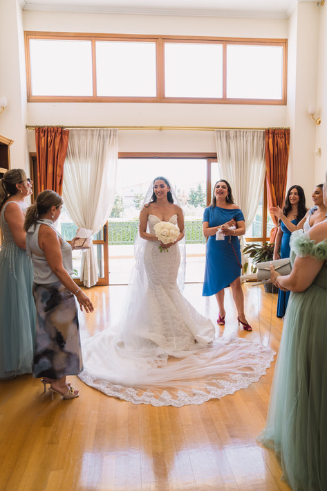 Vrouwen zingen voor de bruid tijdens ceremonie in Griekenland