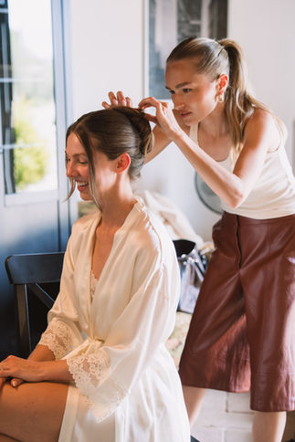 Haarstyling van de bruid tijdens de ochtend van een bruiloft in Toscane