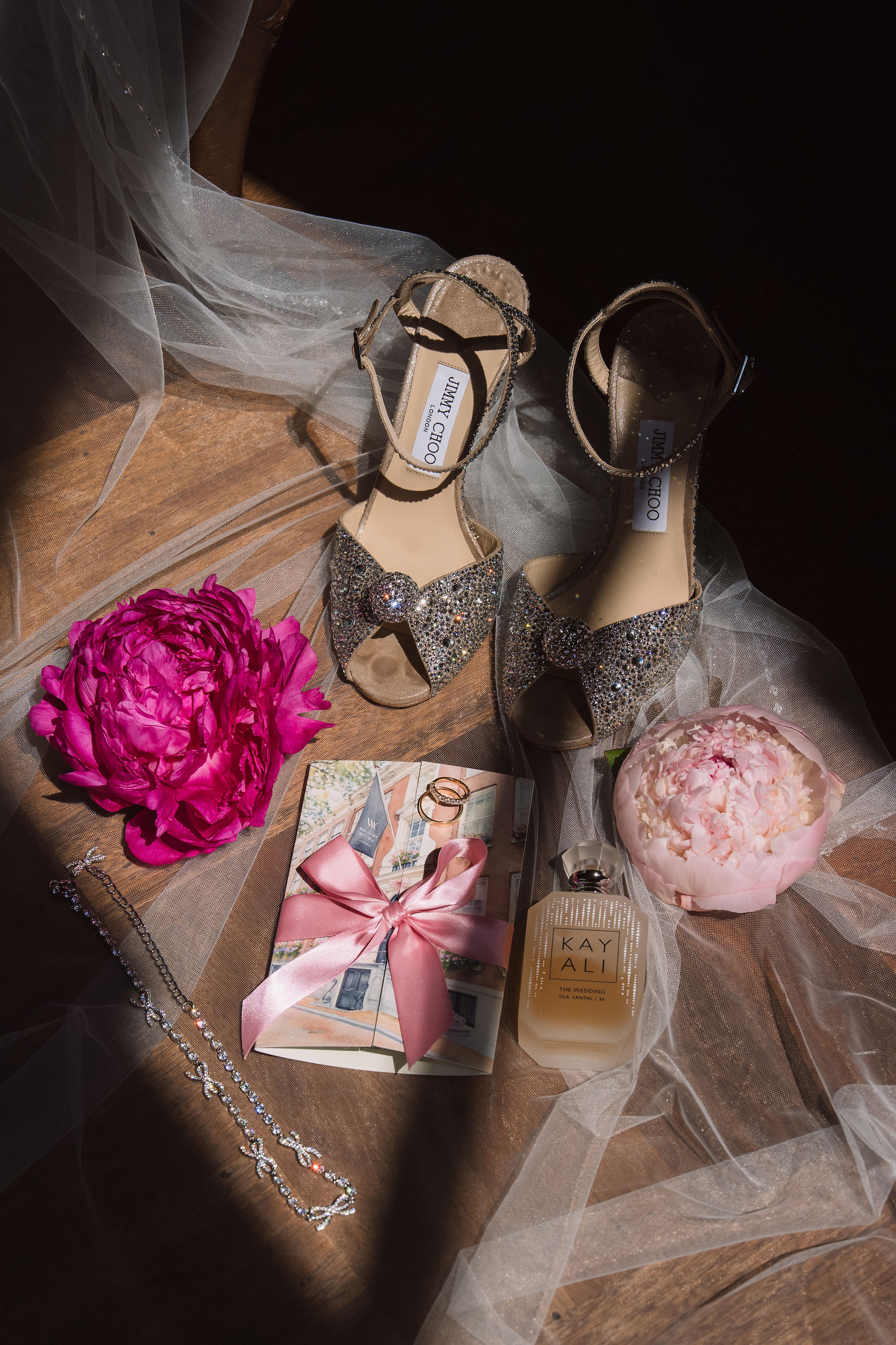 Flat lay met trouwdetails van de bruid