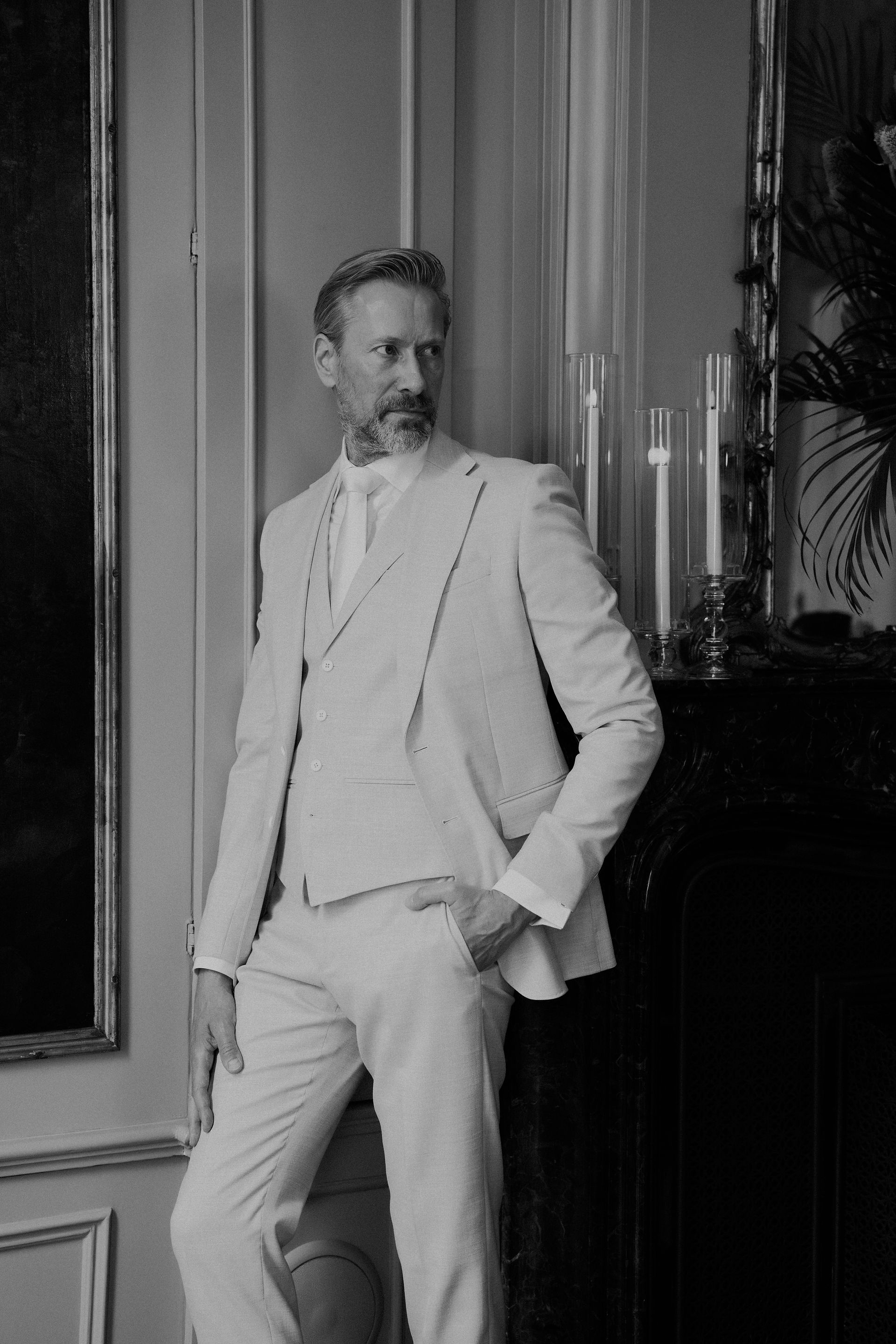 Zwart-wit portret van bruidegom tijdens de trouwfotoshoot