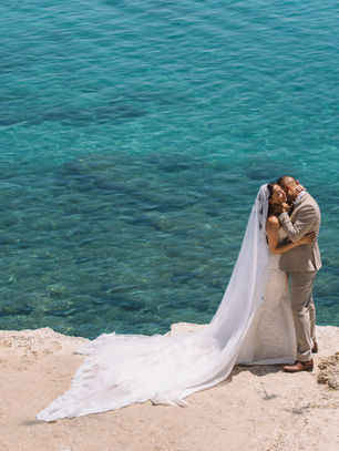 Intiem bruidspaar aan zee tijdens destination wedding in Griekenland