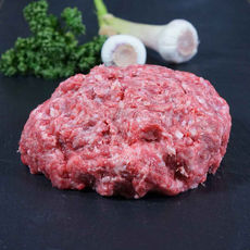 Rinderhackfleisch ist gemahlenes Rindfleisch. Nach dem Herauslösen von Steaks und Fleisch bleibt Schnittgut übrig. Aus diesen hochwertigen Schnittresten hergestelltes Rinderhackfleisch ist ein nachhaltiges Produkt.