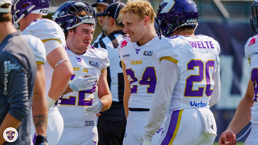 3 von 5 Runningbacks der Vienna Vikings: #22 Albert Wiesigstrauch, #24 Karri Pajarinen und gerade aus der AFL gesigned, #20 Patrick Welte. Nich an Bild: #4 Johannes Schütz und der verletzte #28 Moritz Jadin
