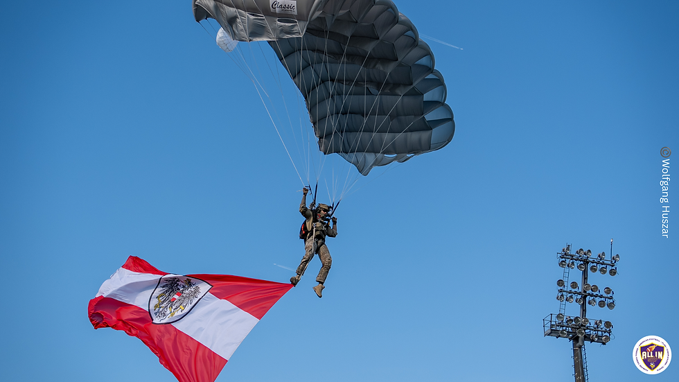 Der Spielball wird von Fallschirmspringern des Jagdkommandos des Österreichischen Bundesheeres ins Stadion gebracht, Landung auf der 50 Yard Line wir angestrebt
