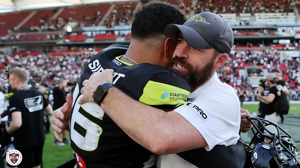 Das Finale im September in der MHP-Arena war sein letztes Spiel an der Seitenlinie von Stuttgart Surge: Coach Jordan Neuman freut sich mit Luca Siebert über den Gewinn der Meisterschaft