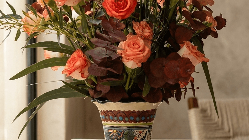 Arte floral mexicano con bases de barro artesanal de Talavera y flores premium