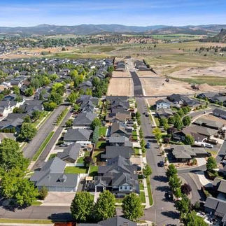 Family-friendly neighborhood with affordable homes in Prineville, Oregon.