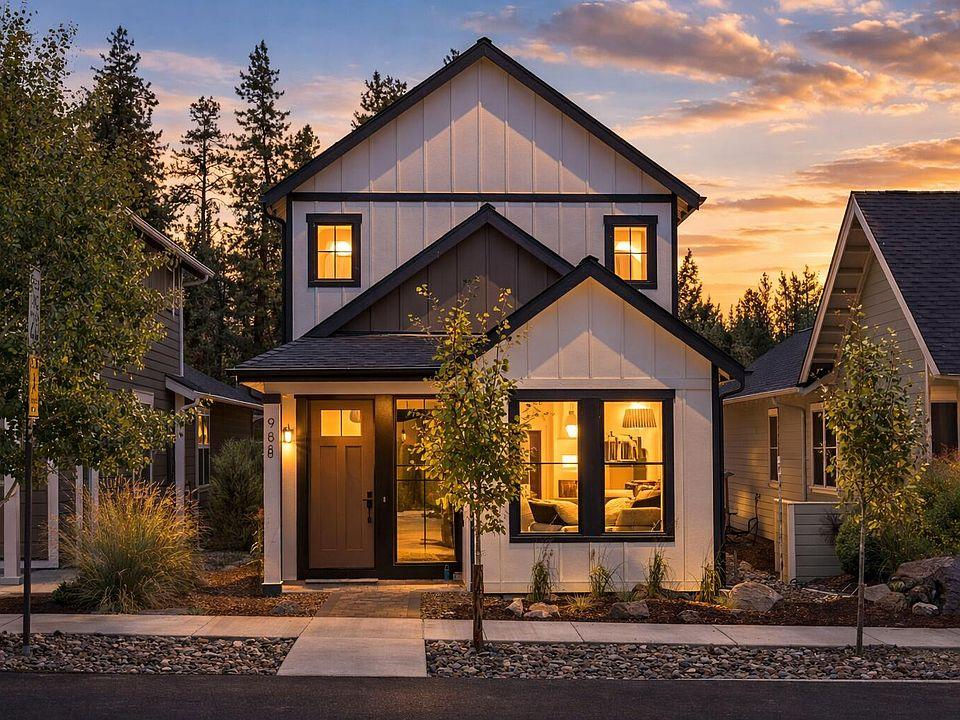 Charming residential neighborhood in Sisters, Oregon, near downtown and the Cascade Mountains.