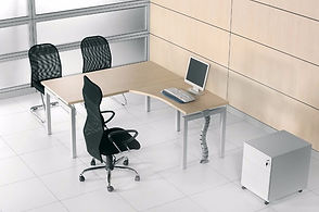 workstation con allungo sagomato e gamba metallica, scrivania con gamba metallica