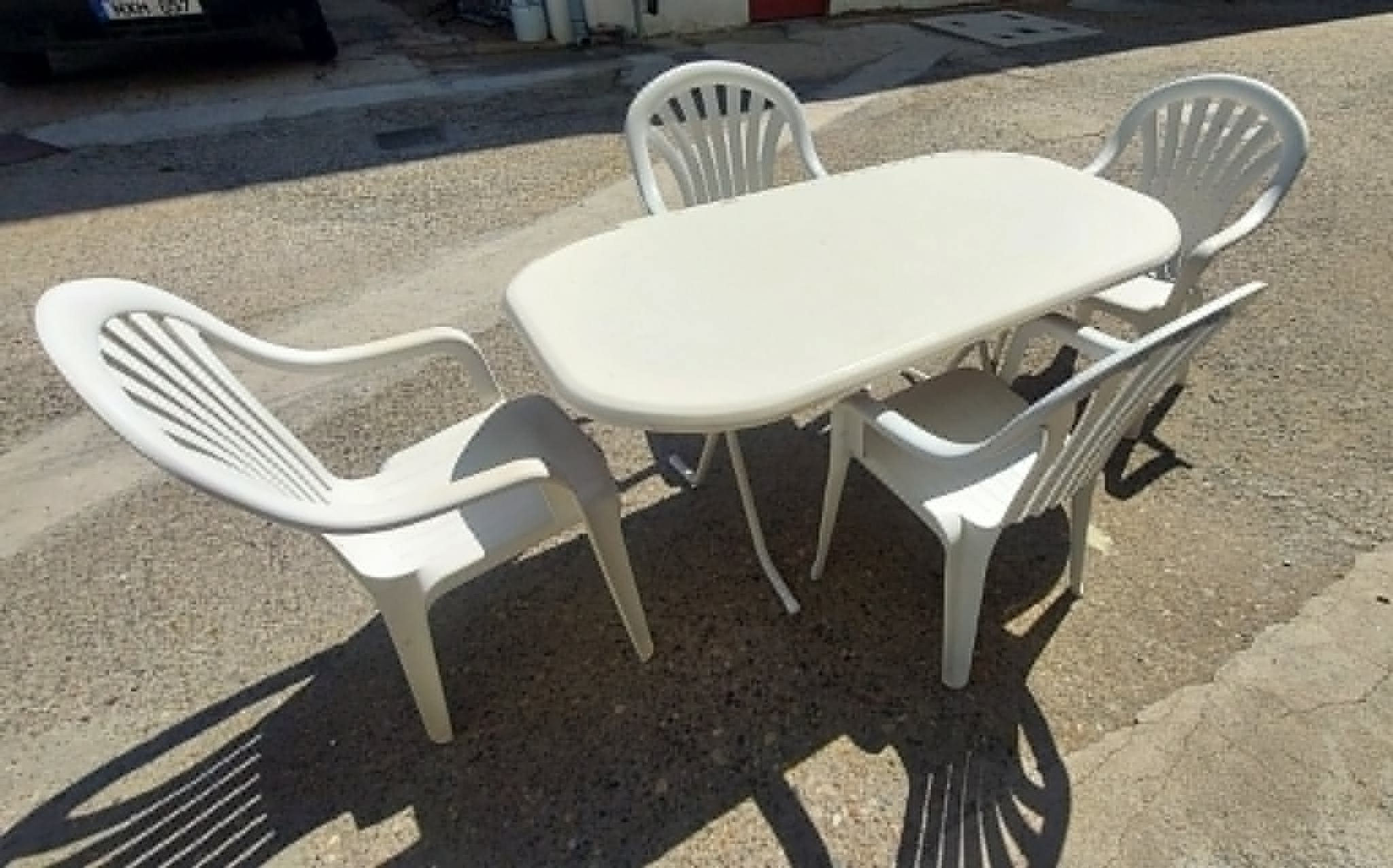 White outside plastic table & chairs 160 x 82 x 75 €65