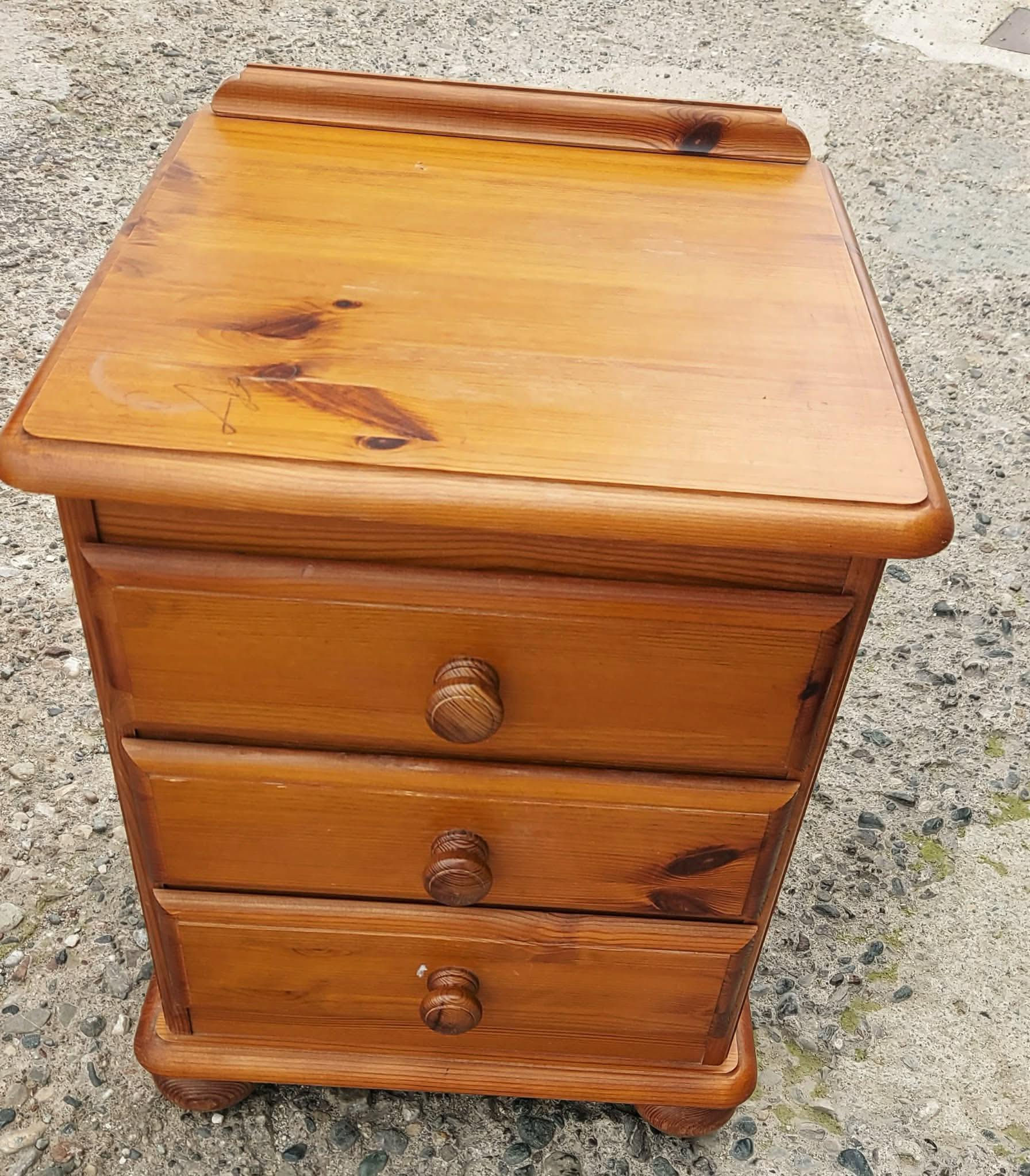 Pine 3 drawer bedside (44 x 43 x 54) €30