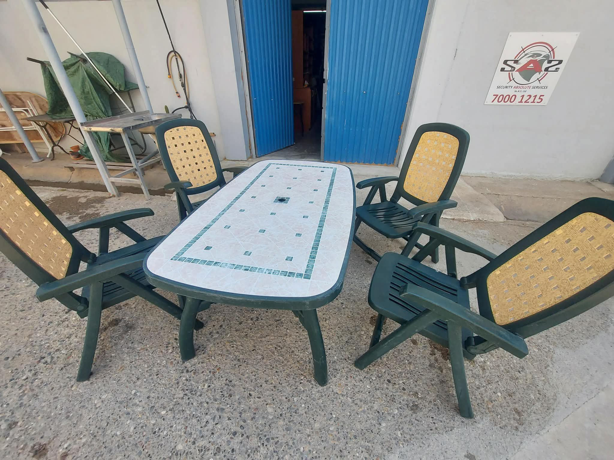 Green plastic outdoor table with 4 reclining chairs (185 x 92 x 77) €95
