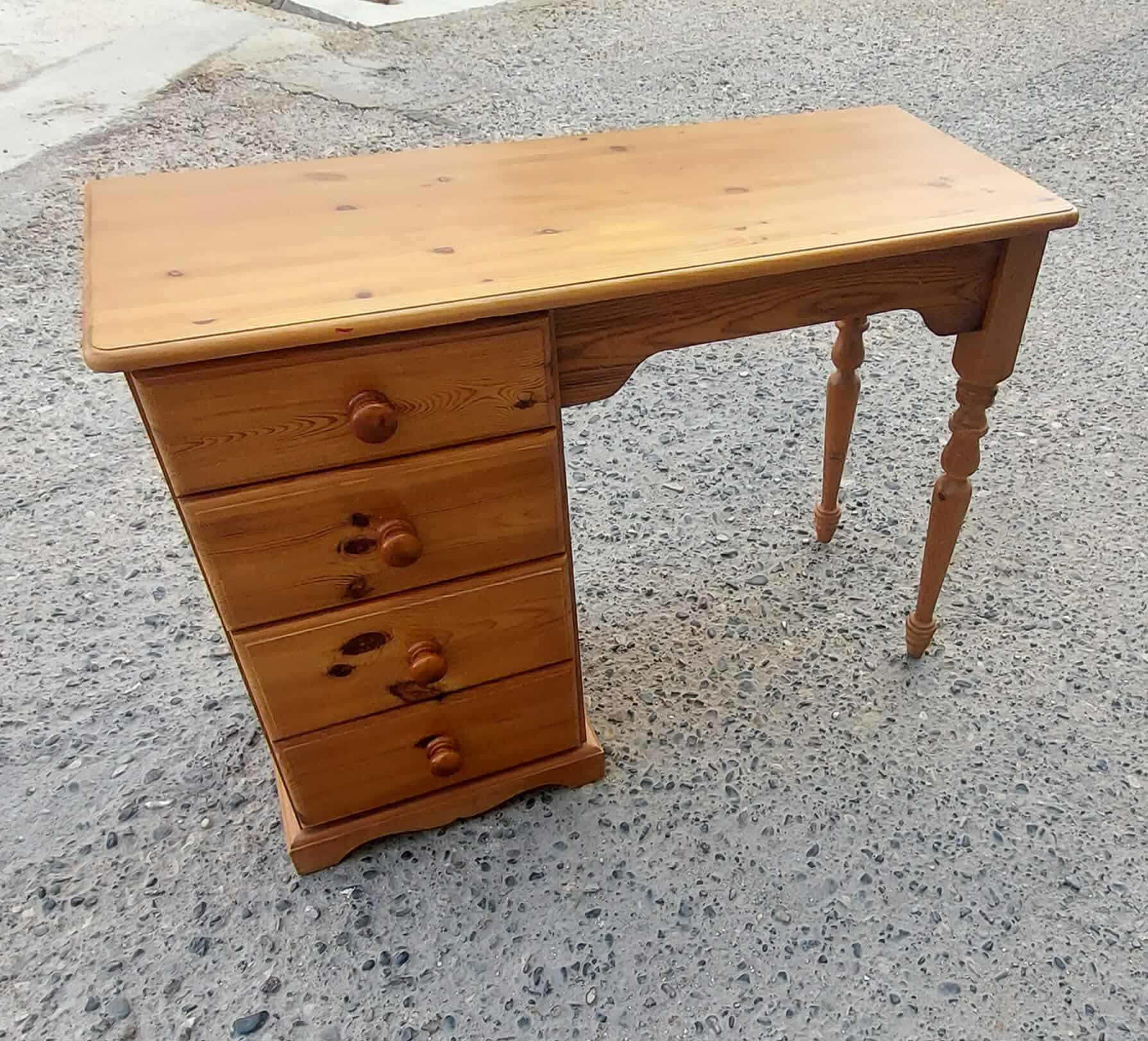 Pine 4 drawer dressing table (105 x 43 x 71) €85