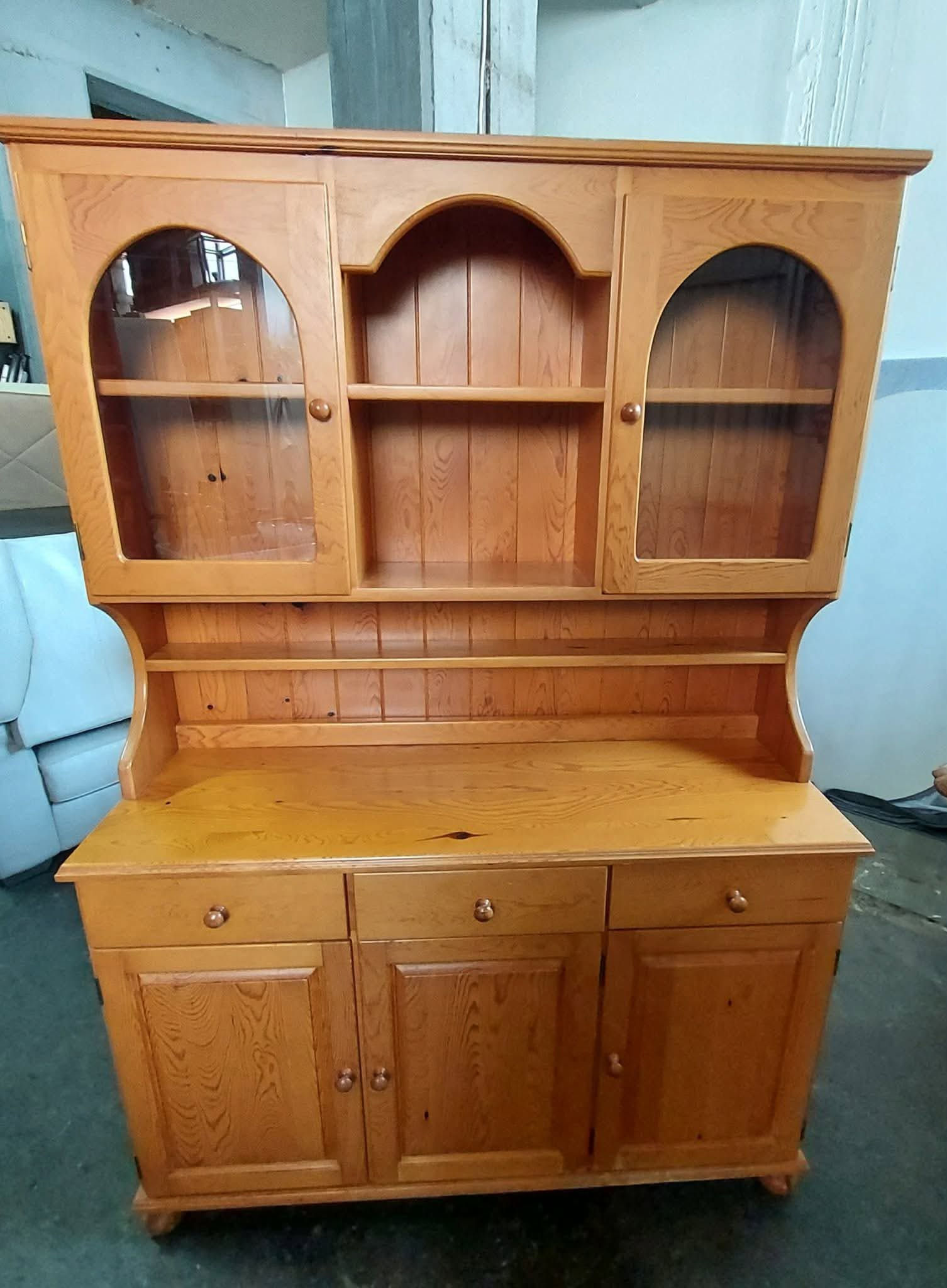 Pine welsh dresser (133 x 44 x 190) with 3 drawers, 3 cupboards and glass displa
