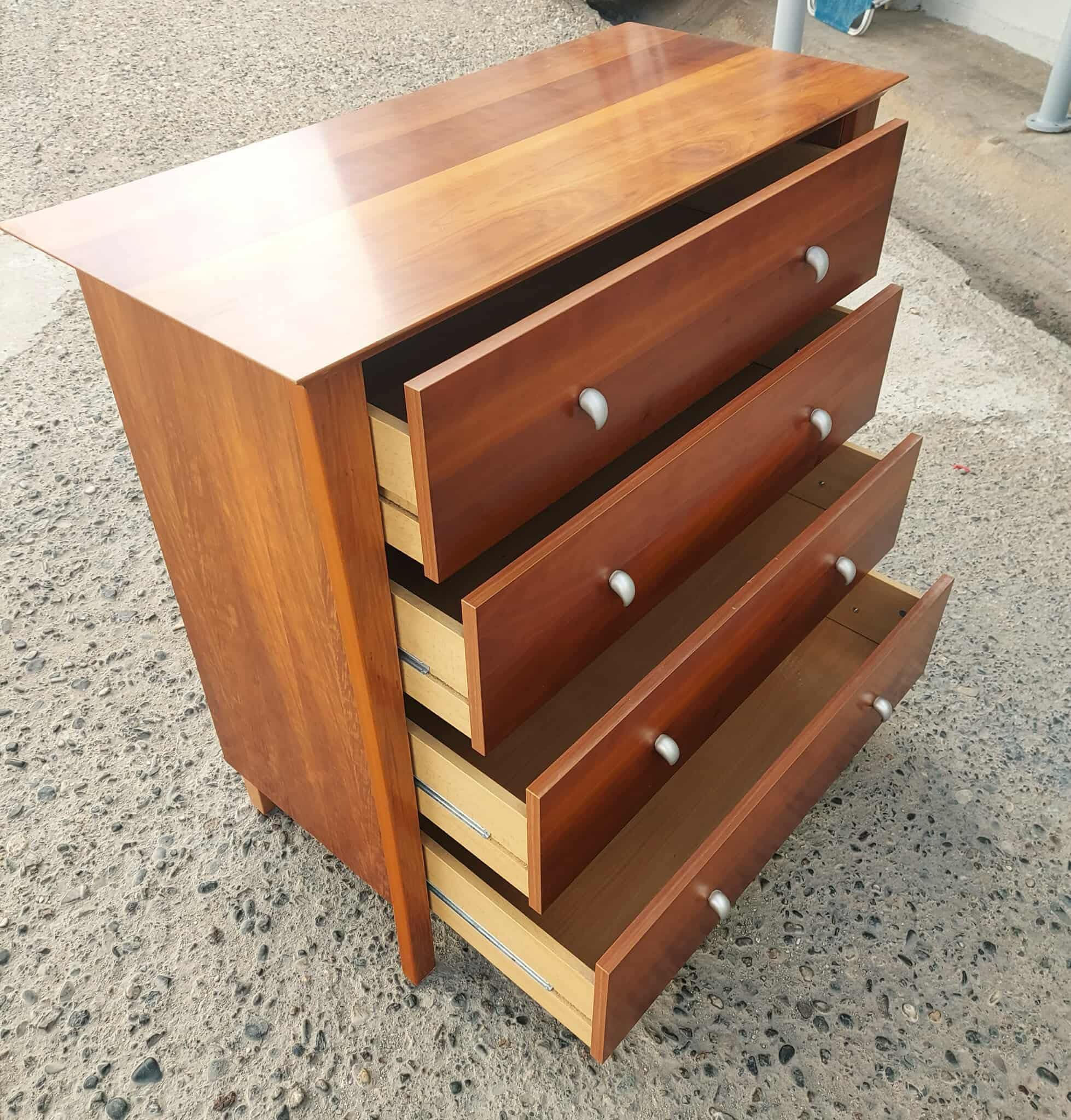 Cherry veneer 4 drawer chest of drawers (93 x 42 x 90) €80
