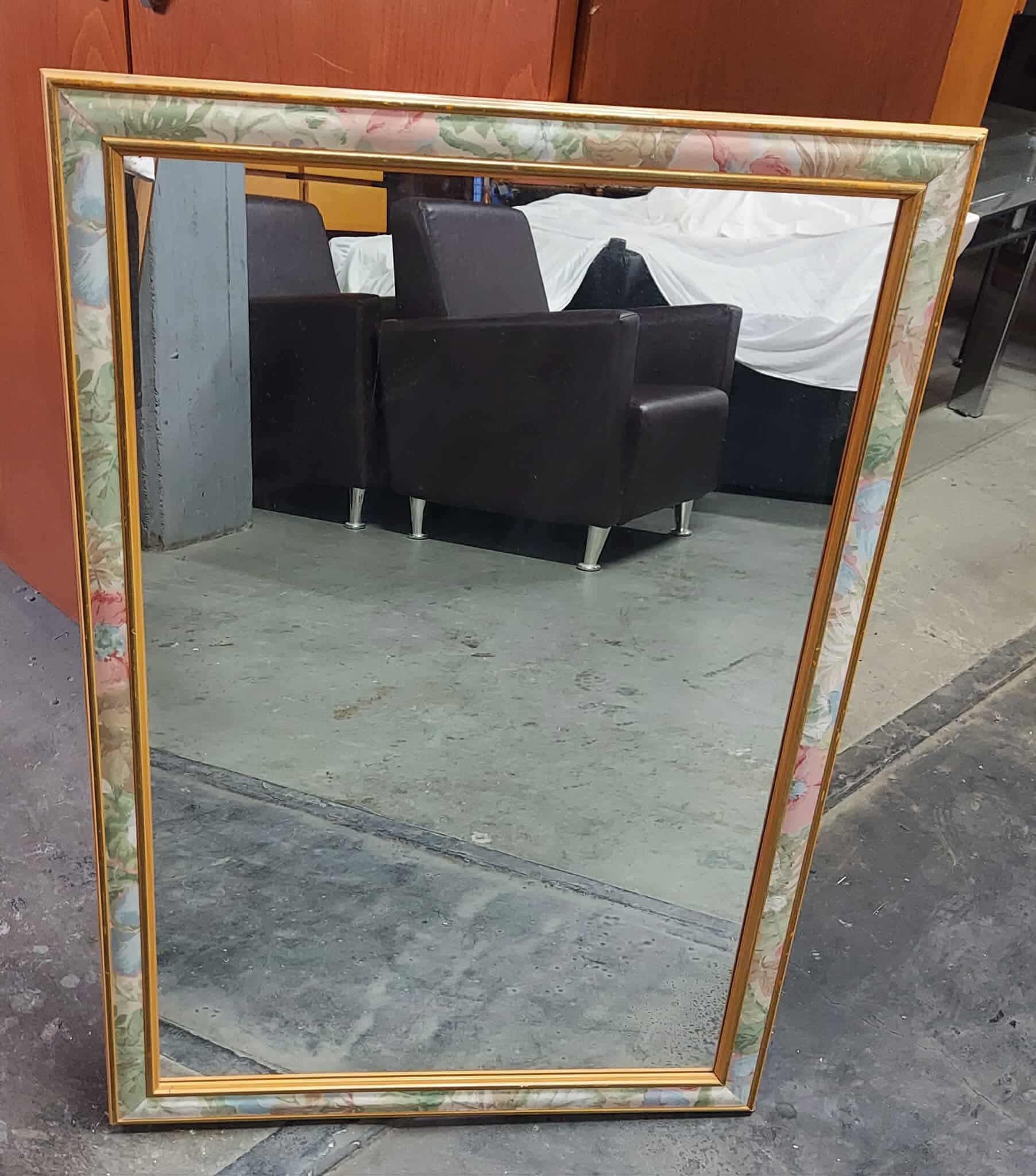 Floral framed mirror (59 x 84) €65