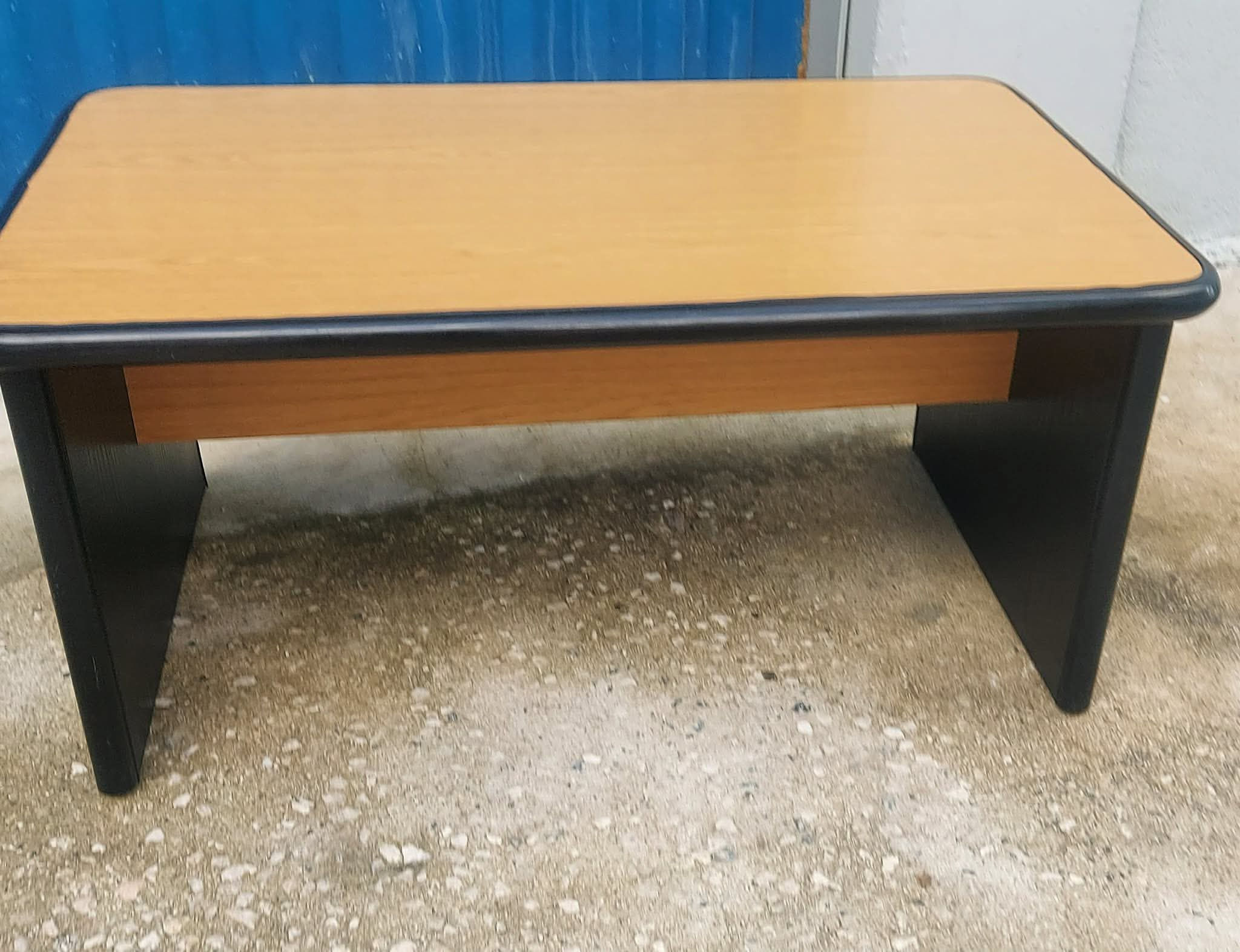 Veneer coffee table (94 x 60 x 45) €45