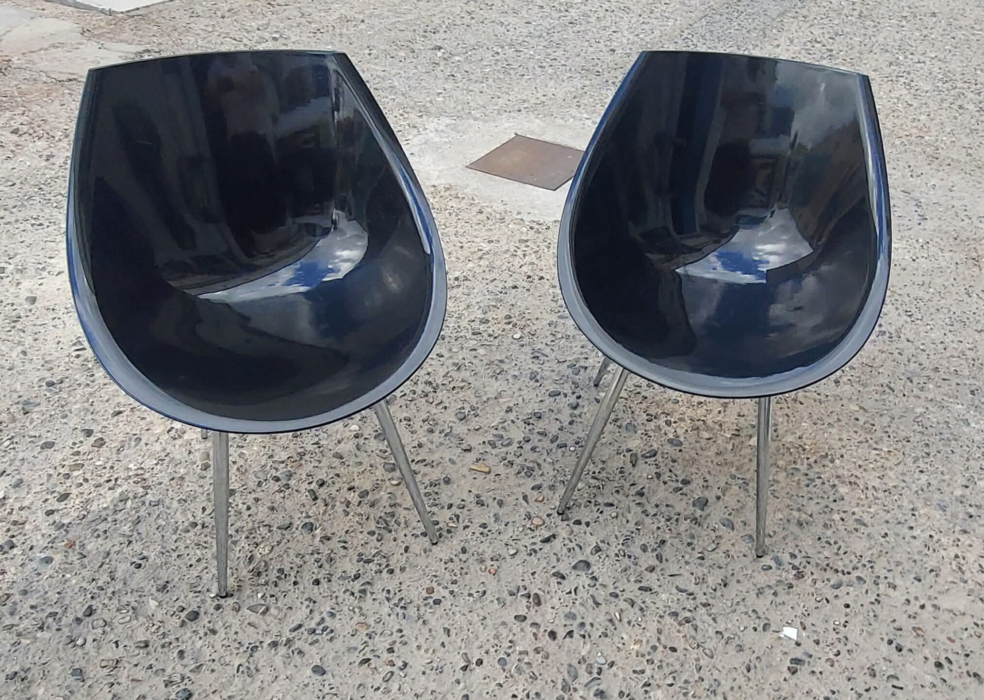 Pair of modern polycarbonate bucket seats with chrome legs (60 x 60 x 78 )€75 th