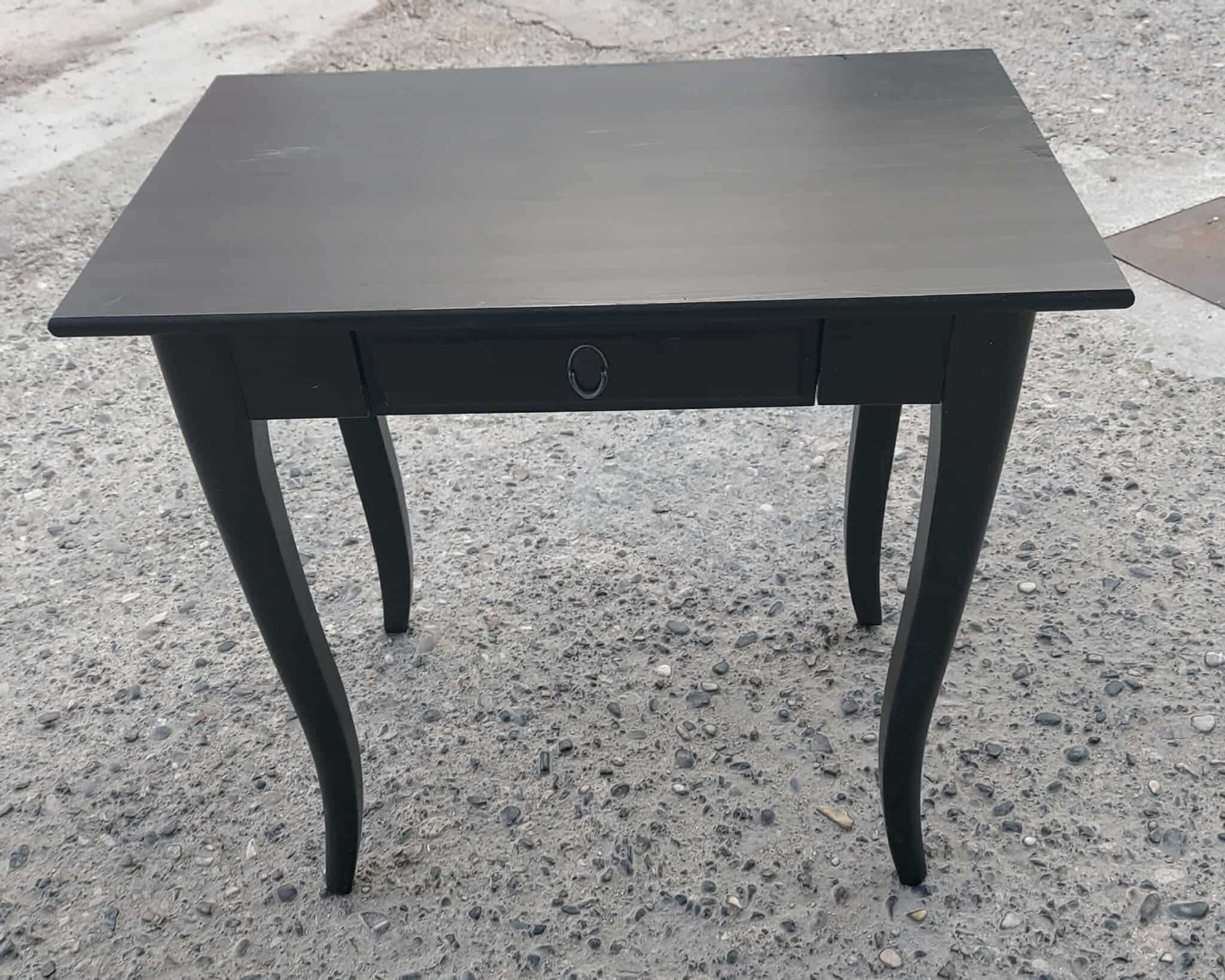 Parlour table with 1 drawer (78 x 50 x 74) €75