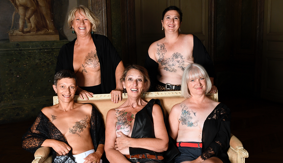 Photo de 5 femmes qui ont bénéficié d'un tatouage artistique post cancer du sein
