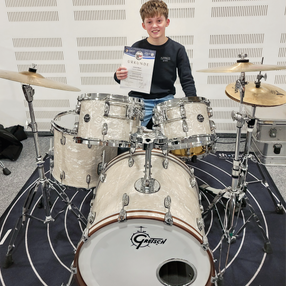 Unser Schlagzeugschüler Lorenz rockt die D1-Prüfung