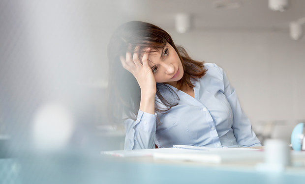  Jeune femme Contempler