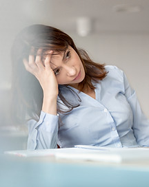Femme de bureau stressée