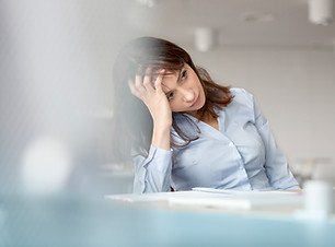 Femme de bureau stressée