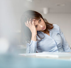  Jeune femme Contempler