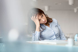 Femme de bureau stressée