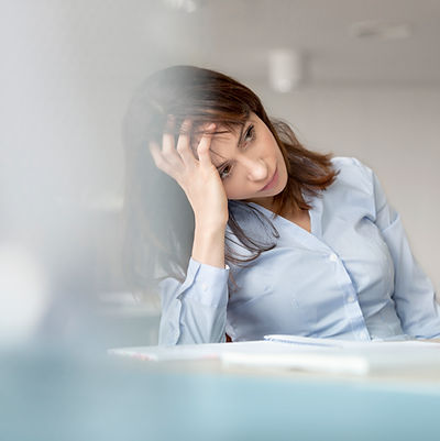 Mujer de oficina estresada