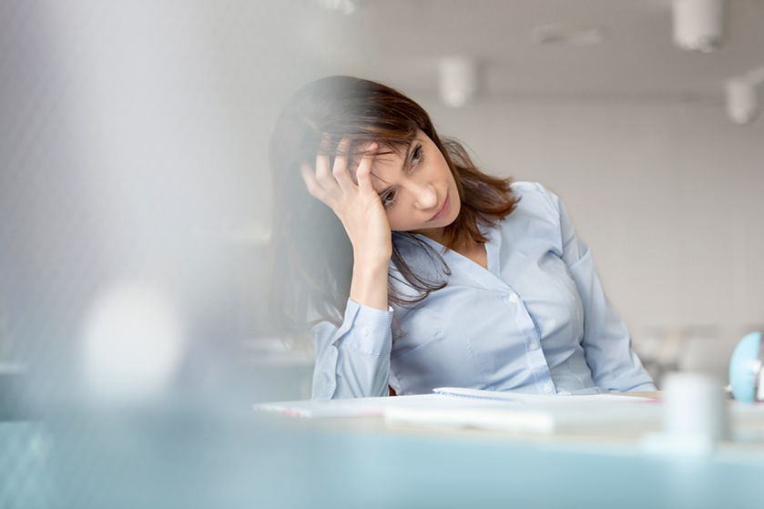Femme de bureau stressée