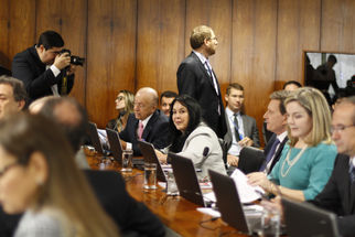 Comissão do Senado aprova projeto de Rose de Freitas sobre royalties