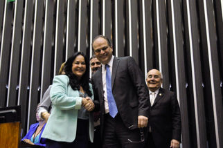 SENADORA ROSE RECEBE RECONHECIMENTO PÚBLICO NO CONGRESSO NACIONAL