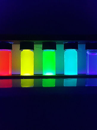 1600px-Quantum_dots_demonstration_set.jpg