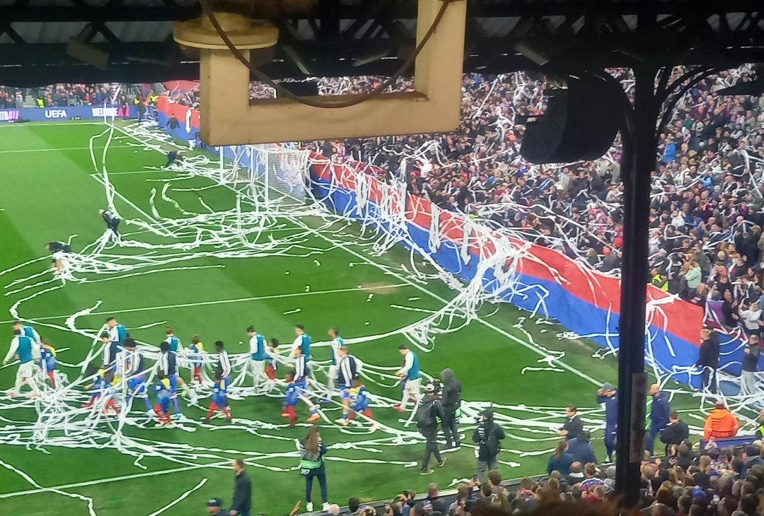 Live streaming : A ticker-tape welcome for the two teams : Picture by @YTJourno