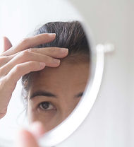 middle-aged-women-are-dismayed-hair-loss