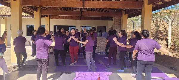 Saudação ao Sol e dança circular fizeram parte das atividades