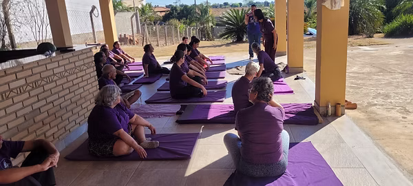 Praticantes fizeram posturas de yoga e meditação durante evento