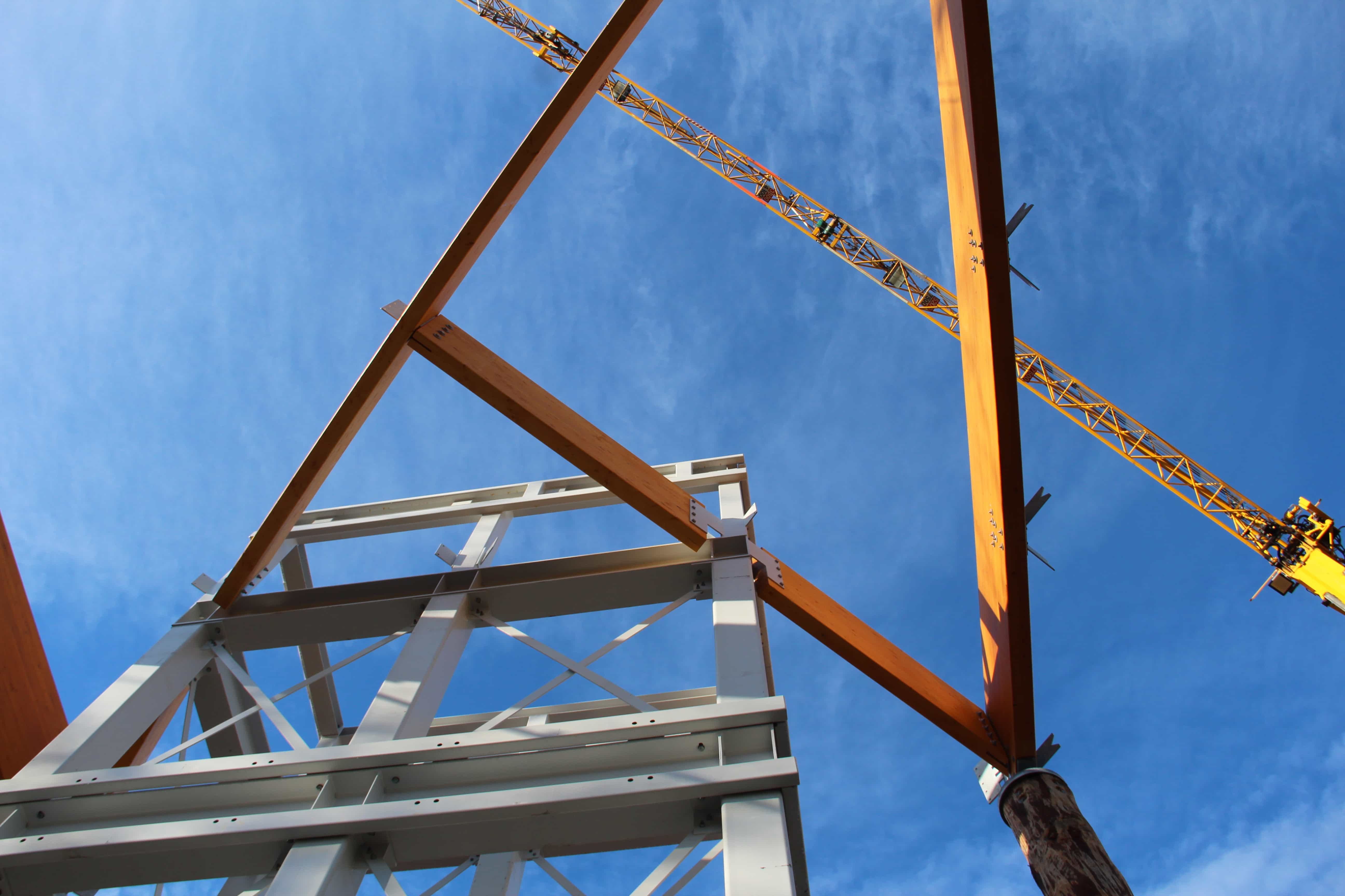 Montage van houten dakconstructie