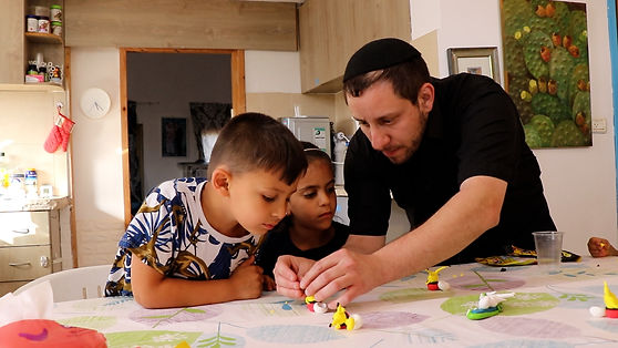 חוג פיסול תדמית.00_04_21_05.Still003.jpg