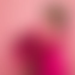 Mulher sorrindo dia da mulher flores 