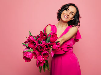 Mulher sorrindo dia da mulher flores 