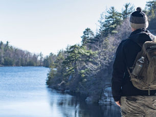 Sac tactique militaire avec système MOLLE comparé à un sac classique urbain pour usage quotidien
