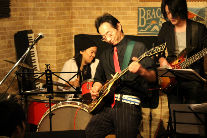 相模原 ギター教室 ウクレレ教室 アドリブギタースクール 発表会で演奏中の生徒様