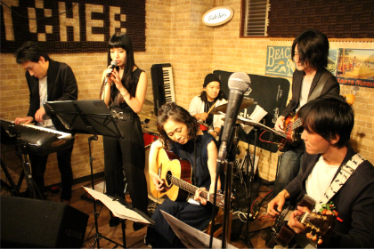相模原 ギター教室 ウクレレ教室 アドリブギタースクール 発表会で演奏中の生徒様