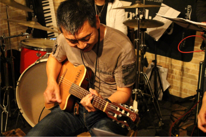 相模原 ギター教室 ウクレレ教室 アドリブギタースクール 発表会で演奏中の生徒様