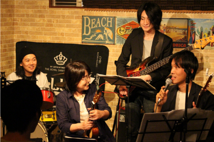 相模原 ギター教室 ウクレレ教室 アドリブギタースクール 発表会で演奏後インタビュー中の生徒様